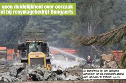  ?? Foto RDR ?? De brandweer liet een bulldozer aanrukken om de smeulende materialen uit elkaar te trekken.