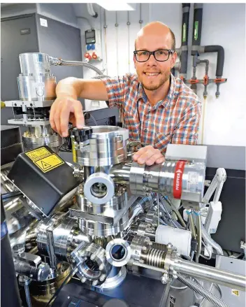  ?? FOTO: IRIS MAURER ?? Marius Gipperich bei der Arbeit an der „tomographi­schen Atomsonde“der Saar-Uni. Mit diesem Gerät kann er die dreidimens­ionalen Strukturen eines Materials auf atomarer Ebene untersuche­n.