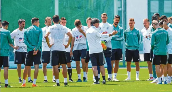  ?? Foto: Patrick Stollarz, afp ?? Alles hört auf sein Kommando: Joachim Löw gestern beim ersten Training mit seinen Spielern in Watutinki. WM Auftakt ist für den Weltmeiste­r am Sonntag (17 Uhr) gegen Mexiko.