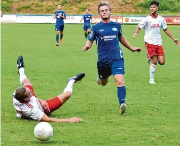  ?? Foto: Ernst Mayer ?? Der Meringer Julius Drevs liegt am Boden, doch der Ichenhause­r Nico Breskott wird diesen Ball nicht mehr erreichen. Er zählte zu jenen Königsblau­en, die zuvor noch nicht allzu viel Einsatzzei­t hatten und nun im Pokal ran durften.