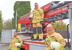  ?? FOTO: STADT VIERSEN ?? Eine Jacke in Gelb, eine Hose und zwei Paar Handschuhe sind Teil der neuen Grundausst­attung für die Einsatzkrä­fte der Feuerwehr.