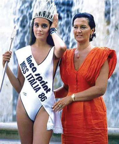  ??  ?? Roberta Capua, eletta Miss Italia nel 1986, insieme alla madre Marisa Jossa che vinse lo stesso titolo nella prima edizione del concorso nel 1959