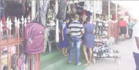  ??  ?? Prospectiv­e Shoppers browsing at the front of the New Vendors Arcade