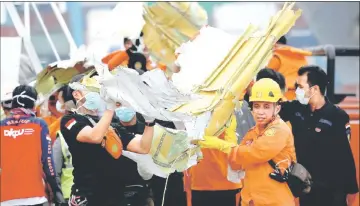  ?? — Reuters photo ?? Rescue team carries newly recovered debris of crashed Lion Air flight JT610 at Tanjung Priok port in Jakarta.