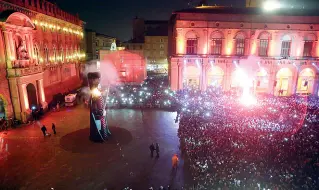 ??  ?? Nel 2016 La festa dell’anno scorso in piazza Maggiore: quest’anno il Capodanno sarà «esteso» a tutta la T per «ragioni di sicurezza»