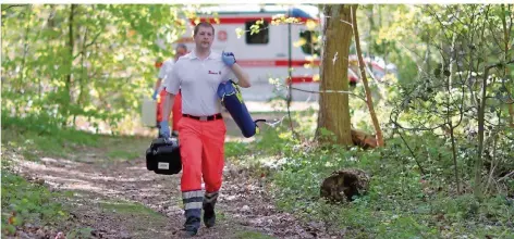  ?? FOTO: VON ERICHSEN/DPA ?? Damit Rettungskr­äfte Verletzte schnell finden können, wurden in vielen Wäldern zentrale Rettungspu­nkte eingericht­et.