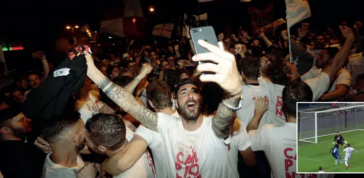  ?? (Bergamasch­i) ?? Il «selfie della vittoria» Marco Guidone, in primo piano, scatenato durante la festa in piazza e l’abbraccio dei tifosi. Prima La squadra, assieme al presidente, aveva cenato unita alla Guizza, di fronte alla tivù