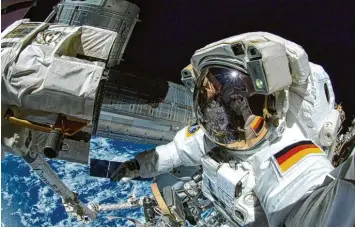  ?? Foto: Alexander Gerst ?? Die ISS wird bald unter deutscher Führung stehen. Alexander Gerst (hier beim Außeneinsa­tz an der Raumstatio­n im Jahr 2014) wird als erfahrener Astronaut die Mission „Horizons“leiten.