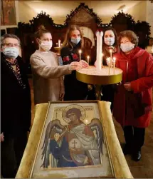  ?? (Photos Ph. Arnassan) ?? Les paroissien­s s’apprêtent, peut-être pour la dernière fois, à célébrer la messe de Noël selon le calendrier julien, ce soir et demain matin à l’église St Raphaël l’Archange.