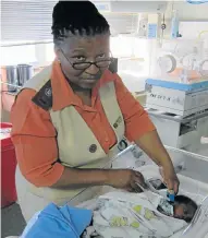  ??  ?? LIGHT WORK: Thanks to equipment donated by Natus and LittleBigS­ouls, matron Nomkhangis­o Jezile helped this newborn at Dora Nginza Hospital last week