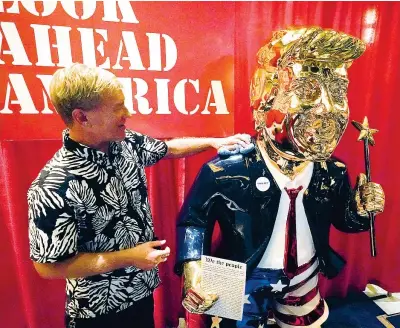  ??  ?? Scultore Tommy Zegan lustra la sua statua di Donald Trump in mostra alla Conservati­ve Political Action Conference di Orlando, in Florida (John Raoux)
