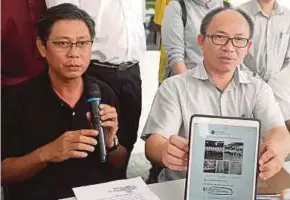  ??  ?? Press secretary to the human resources minister Cheong Chee Khing (right) showing the comment posted by DAP member Cheah Leong Huat (left), at a press conference in Ipoh yesterday.