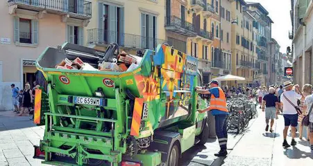  ??  ?? L’azienda Amia si occupa della raccolta e smaltiment­o dei rifiuti a Verona. È parte del gruppo Agsm, che è di proprietà del Comune