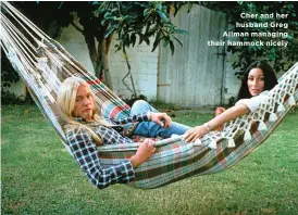  ??  ?? Cher and her husband Greg Allman managing their hammock nicely