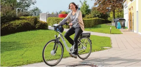 ?? Foto: Dominik Schwemmer ?? Die Stadt Aichach verleiht Elektrofah­rräder. Mitarbeite­rin Michaela Axtner verzeichne­t eine rege Nachfrage.