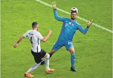  ?? FOTOS: AFP, DPA ?? Niko Kovac (oben) lässt sich mit dem Pokal auf dem Römer feiern. Auch dank Ante Rebic (unten li.), der Bayerns Sven Ulreich beim 3:1 zweimal überwand.