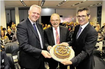  ?? B678: M9RK:S H6BBE7ER ?? Ein Kuchen für 25 Jahre „wigy e.V.“: (v.l.) Wissenscha­ftsministe­r Björn Thümler, wigy-Gründungsm­itglied Hans Kaminski und wigy-Vorstandsm­itglied Hilger Koenig