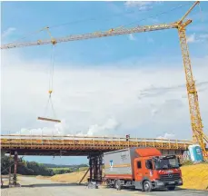  ?? FOTOS: DANIEL HÄFELE ?? Über die Brücke rollt später einmal der landwirtsc­haftliche Verkehr. An dieser Stelle ist die B312 zwölf Meter breit, weil sie hier dreispurig verläuft.