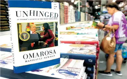  ?? /EFE ?? Omarosa Manigault escribió un libro sobre su experienci­a con Trump, llamado Unhinged (Inestable), que salió ayer a la venta