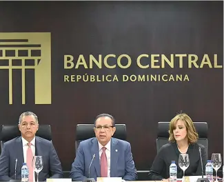  ?? F. EXTERNA ?? El ministro de Hacienda, Donald Guerrero Ortiz, y el gobernador del Banco Central, Héctor Valdez Albizu, junto a otros funcionari­os en la rueda de prensa ofrecida ayer.