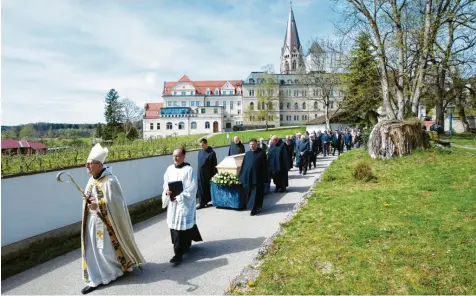  ?? Fotos (2): Christian Rudnik ?? Abtprimas Gregory Polan führte die Prozession auf den Klosterfri­edhof zur Beerdigung von Notker Wolf von St. Ottilien an.
