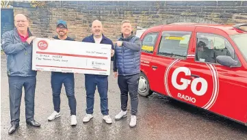  ?? ?? Windfall (L-R) Dougie from Glasgow Taxi’s, Crofty, winner Simon Moore and Grado at the cheque presentati­on