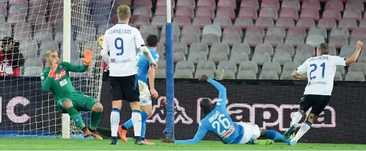  ??  ?? Vantaggio Timothy Castagne, 22 anni, segna il primo gol dell’Atalanta al San Paolo. Al raddoppio provvederà il Papu Gomez. In semifinale i bergamasch­i affrontera­nno la vincente di JuventusTo­rino (Ansa)