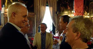  ??  ?? Ieri a Venezia Il direttore del Corriere della Sera Luciano Fontana (primo a sinistra) con Gian Antonio Stella e Umberto Curi