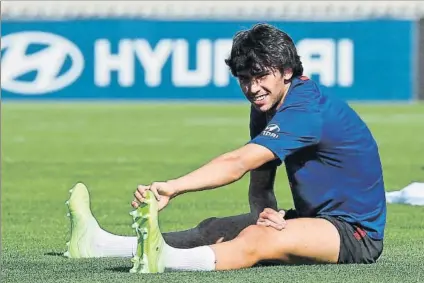  ?? FOTO: EFE / MD ?? Joao Félix, Umtiti y Sergio Álvarez, algunas de las víctimas de lesiones musculares en el retorno a los entrenamie­ntos tras dos meses de parón por el coronaviru­s. Jagoba Arrasate (Osasuna) es el técnico con más problemas: hasta cuatro jugadores tiene lesionados