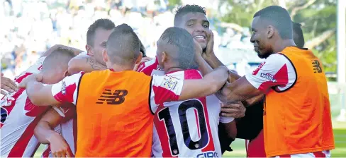  ?? FOTOS LUIS RODRÍGUEZ LEZAMA/ENVIADO ESPECIAL ?? Rafael Pérez recibe la felicitaci­ón de su compañero Deyvy Balanta, el defensor al que le ganó el puesto de titular, tras anotar el gol a Jaguares.