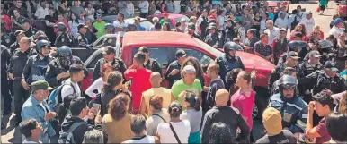  ??  ?? Policías y padres de familia se enfrentan luego de que una camioneta arrollara a gente que realizaba un plantón, ayer en Ciudad de México