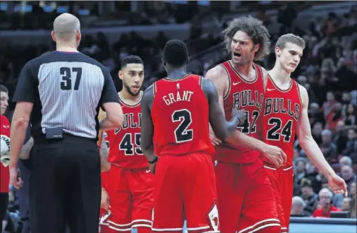  ??  ?? MOLESTOS. Robin Lopez grita al árbitro durnte un partido. Jerian Grant y Lauri Markkanen, la esperanza de los Bulls, le sujetan.