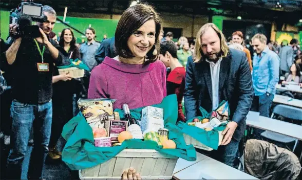  ?? JOHN MACDOUGALL / AFP ?? Katrin Göring-Eckardt, cojefa del grupo parlamenta­rio de los verdes, ayer en el congreso del partido en Berlín, con una canasta de regalos