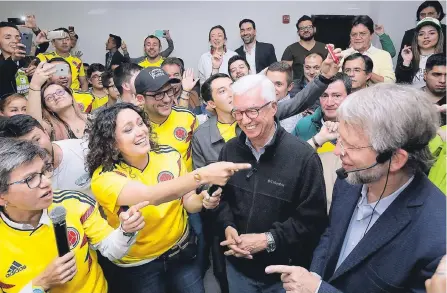  ?? HÉCTOR FABIO ZAMORA/ADN ?? Claudia López, Angélica Lozano, Jorge Robledo y Antanas Mockus, promotores de consulta anticcorru­pción, celebraron pese a derrota.