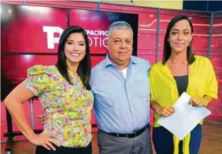 ??  ?? Yudy Duque, Óscar López Noguera y Angélica María Donneys, integrante­s de Telepacífi­co Noticias.