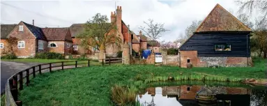  ??  ?? Tragedy: The farm in Bucklebury where the bodies of Tony and Paula Meadows were found