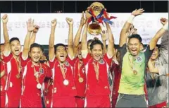  ?? SRENG MENG SRUN ?? Preah Khan Reach Svay Rieng captain Prak Mony Udom lifts the Hun Sen Cup as his teammates celebrate after beating NagaWorld in the final at Olympic Stadium on December 27.