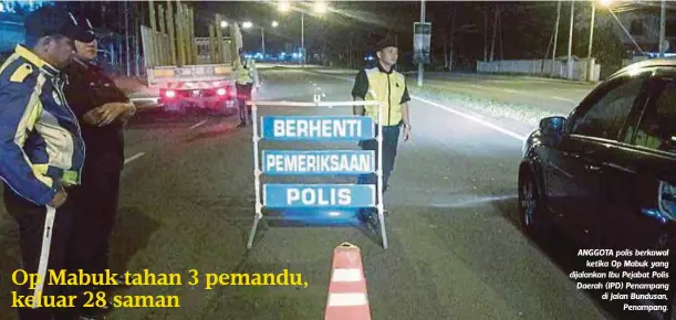  ??  ?? ANGGOTA polis berkawal
ketika Op Mabuk yang dijalankan Ibu Pejabat Polis Daerah (IPD) Penampang di Jalan Bundusan,
Penampang.