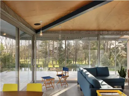  ??  ?? Above and facing From inside the home to outside, a clear connection has been created with the pond.
Right Spend was minimised in the private areas and used in the public areas for full-height doubleglaz­ing and exposed structural steel. HOME NEW ZEAL AND