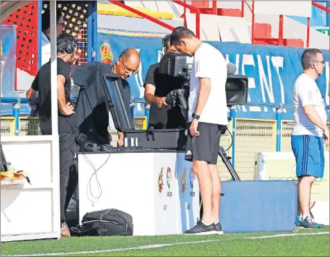  ??  ?? PRUEBAS. Los árbitros de Primera estuvieron ensayando con el VAR en varios amistosos antes de debutar en el torneo.