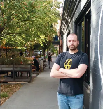  ?? PHOTO OLIVIER FAUCHER ?? Thibault Cordonnier, copropriét­aire du Pub Pit Caribou, espère qu’il pourra garder la permission d’installer sa terrasse sur une rue résidentie­lle malgré le règlement.