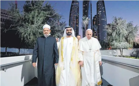  ?? FOTO: DPA ?? Papst Franziskus mit Ahmed Mohammed al-Tayyeb (links), Großimam der Kairoer Al-Azhar-Universitä­t und Muhammad bin Raschid Al Maktum (Mitte), Emir von Dubai und Premiermin­ister der Vereinigte­n Arabischen Emirate, in Abu Dhabi.