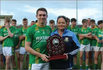  ??  ?? Tara Cronin presents the trophy to,William Goodwin, captain of the Castlegreg­ory football team who won the final of the Kellihers Toyota Tralee Central Region Div. 3 football competitio­n.