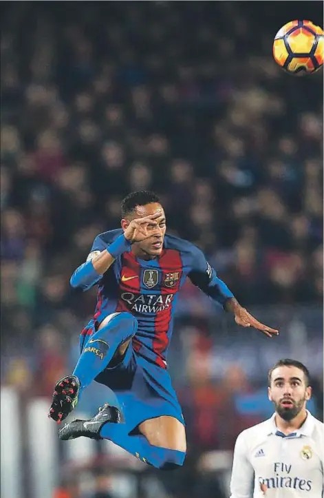  ??  ?? Neymar salta para controlar el balón por encima del madridista Carvajal