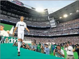  ??  ?? LLENO. El Bernabéu se llenó en 2009 para la presentaci­ón de Cristiano.
