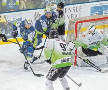  ?? FOTO: CHRISTIAN FLEMMING ?? Mit einem Sieg im Rückspiel beim Höchstadte­r EC hat der EVL (dunkle Trikots) gute Chancen auf den Gruppensie­g.