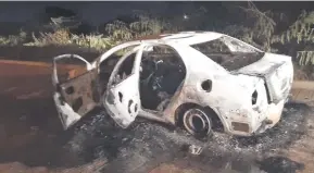  ??  ?? El Toyota Allion que fue usado por los maleantes, que quemaron y abandonaro­n.