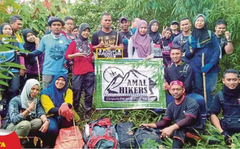  ??  ?? KUMPULAN pendaki bergambar kenangan di puncak Gunung Lang.