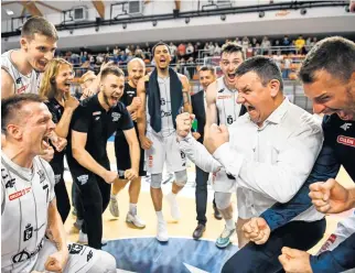  ?? ?? Trener Krzysztof Szablowski cieszy się ze swoimi koszykarza­mi po wygranej Dzików ze Stalą.
