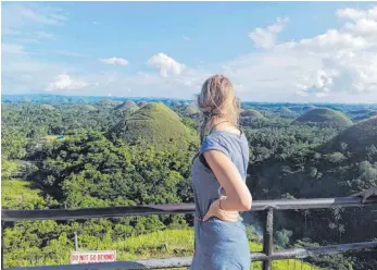  ?? FOTO: CHRISTIANE WOHLHAUPTE­R ?? Ist genug Regen gefallen, zeigen sich die 1776 Chocolate Hills in sattem Grün.